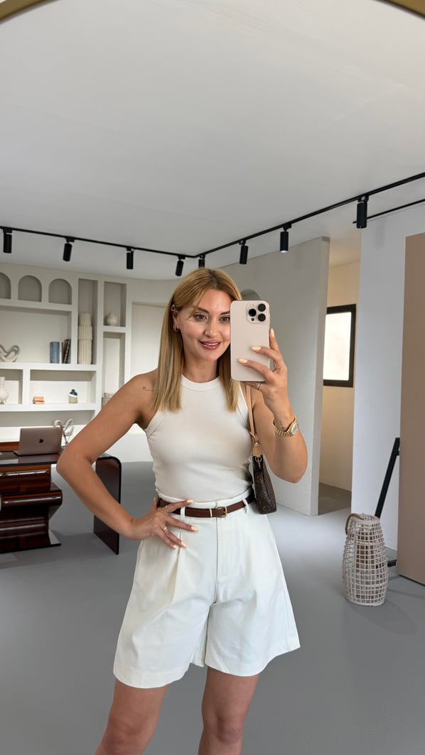 Kemerli Pilise Detay Bel Lastikli Krem Denim Şort