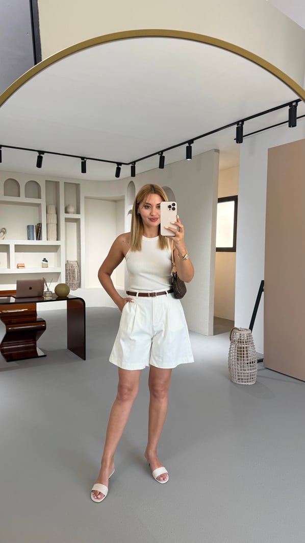 Kemerli Pilise Detay Bel Lastikli Krem Denim Şort