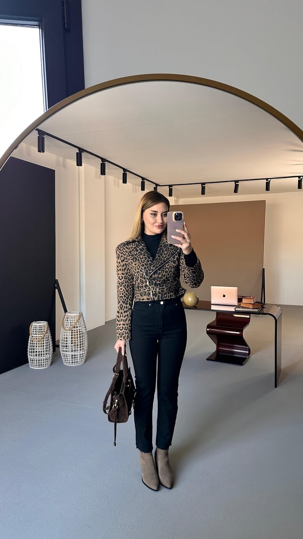 Premium Seri Bronz Düğme Detay Kesik Paça Siyah Jean