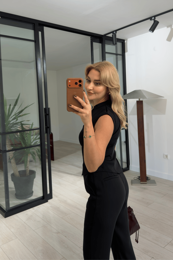 Damla Dekolteli Asimetrik Siyah BluzSezgi Tekin