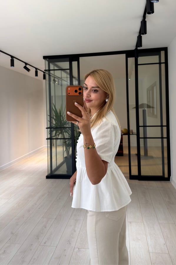 Düğme Detay Volanlı Beyaz Gömlek BluzSezgi Tekin
