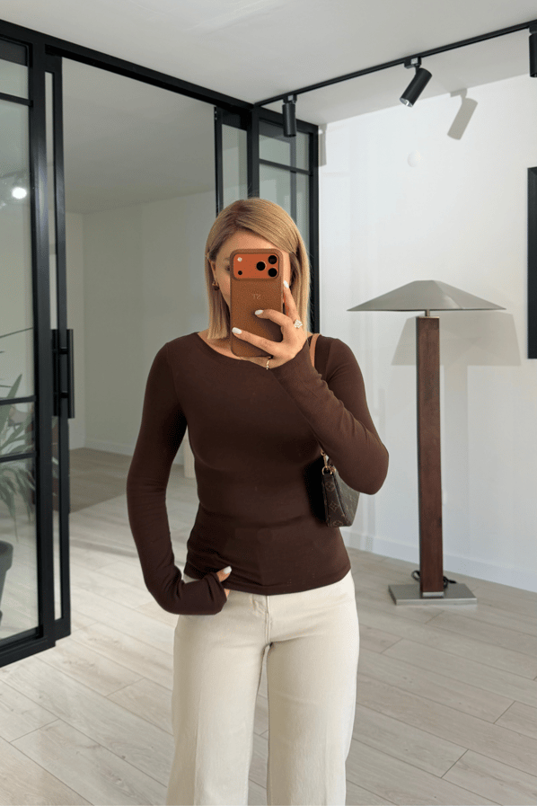 Geniş Yaka Kahve Basic BluzSezgi Tekin