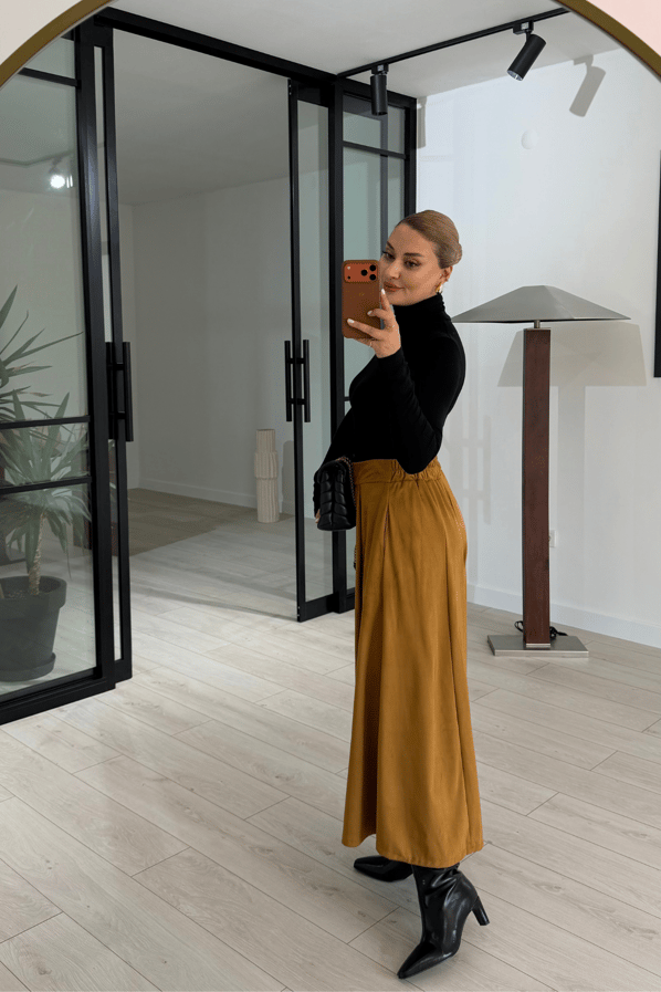 Pilise Detay Camel Süet PantolonSezgi Tekin