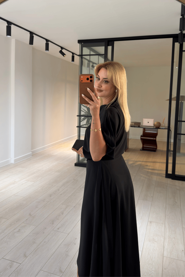Premium Seri Asimetrik Kesim Kemerli Siyah Saten ElbiseSezgi Tekin