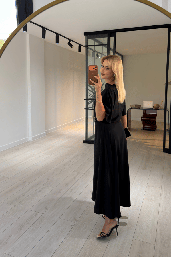 Premium Seri Asimetrik Kesim Kemerli Siyah Saten ElbiseSezgi Tekin