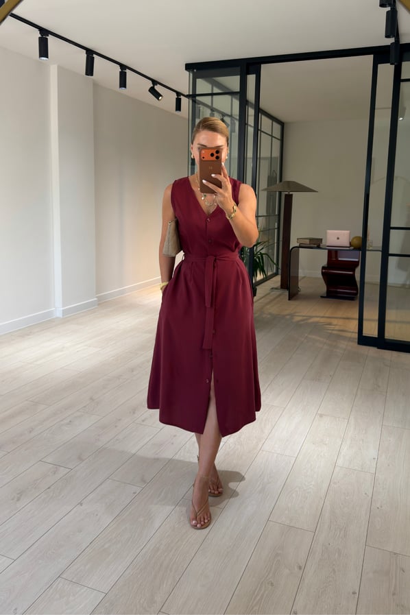 Premium Seri Boydan Düğmeli Kuşaklı Bordo Tensel ElbiseSezgi Tekin