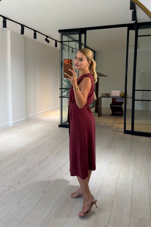 Premium Seri Boydan Düğmeli Kuşaklı Bordo Tensel ElbiseSezgi Tekin