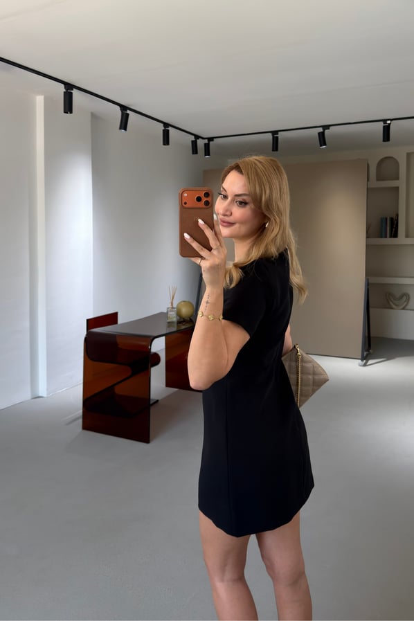 Premium Seri Kısa Kol Havuz Yaka Siyah ElbiseSezgi Tekin