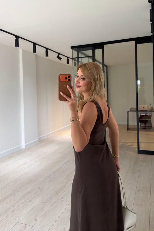 Premium Seri Önden Yırtmaçlı V Yaka Kahve Tensel ElbiseSezgi Tekin