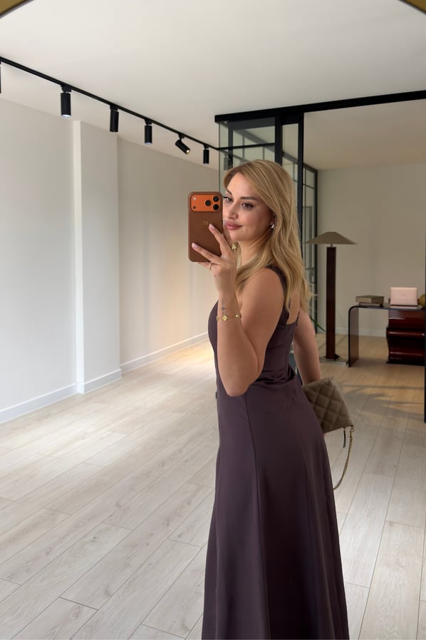 Premium Seri Yırtmaçlı Kare Yaka Kahve Tensel ElbiseSezgi Tekin