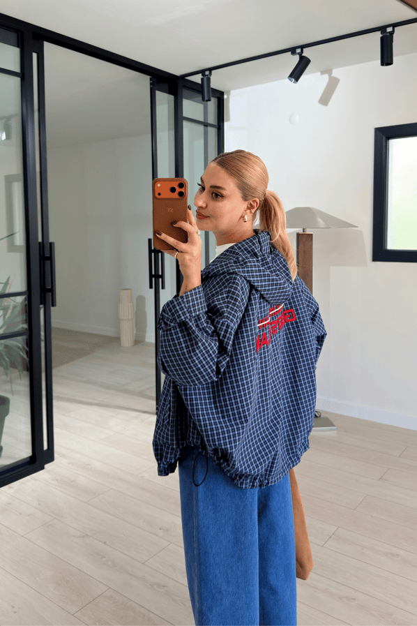 Slogan Nakışlı Oversize Kapüşonlu Lacivert Ekose CeketSezgi Tekin