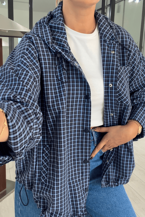 Slogan Nakışlı Oversize Kapüşonlu Lacivert Ekose CeketSezgi Tekin