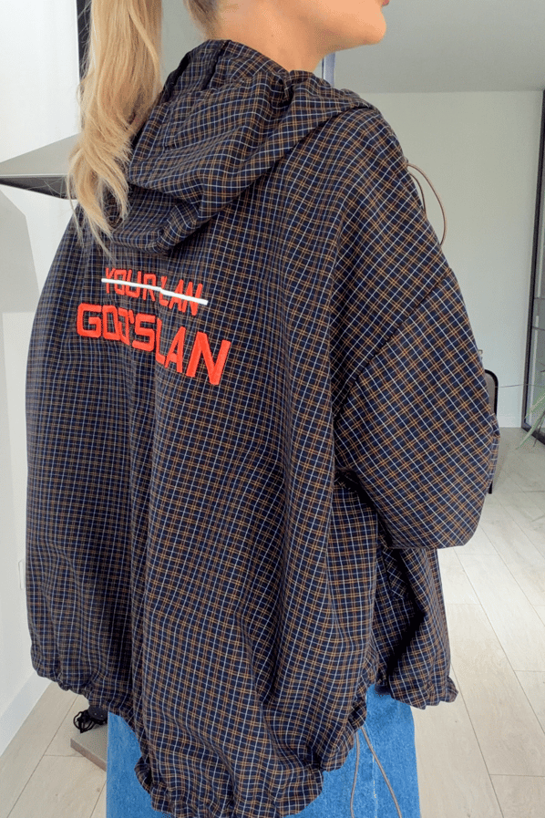Slogan Nakışlı Oversize Kapüşonlu Kahve Ekose CeketSezgi Tekin