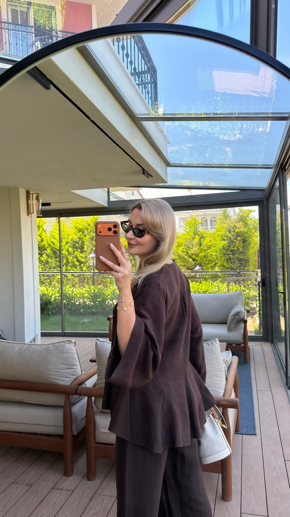 V Yaka Bel Pileli Bluz/Pantolon Kahve Keten TakımSezgi Tekin