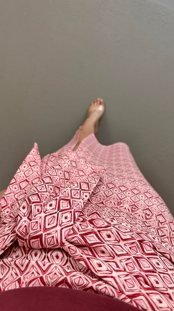 Yırtmaç Detay Kuşaklı Bordo Desenli Keten Etek