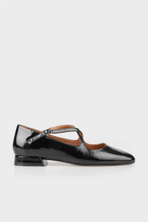 Siyah deri ve rugan bantlı kadın düz ayakkabı, rahat kullanım için - Elle Shoes