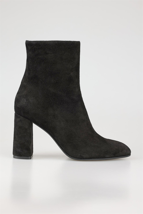 Siyah deri sivri burunlu topuklu kadın bot, rahat kullanım için - Elle Shoes