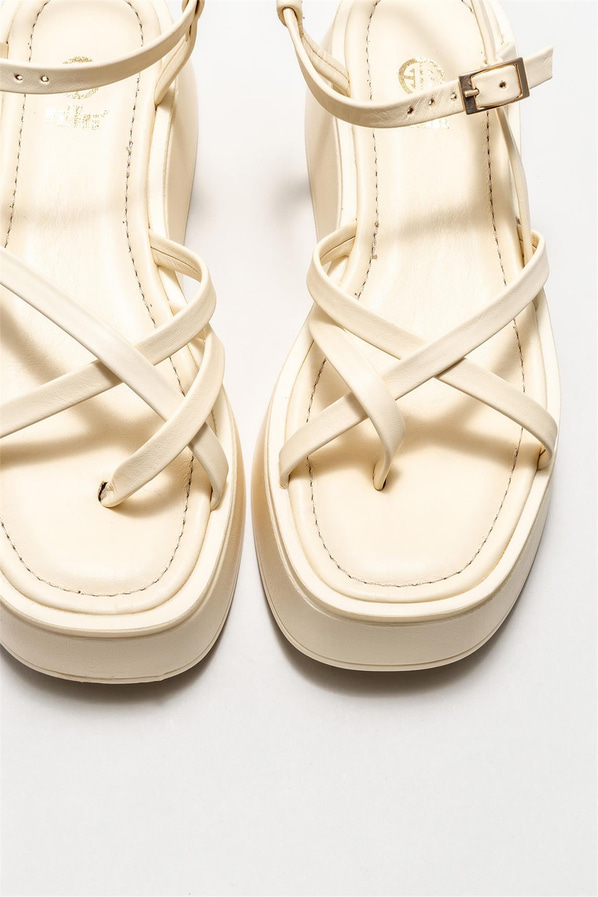 Bej deri dolgu topuklu kadın sandalet - Elle Shoes