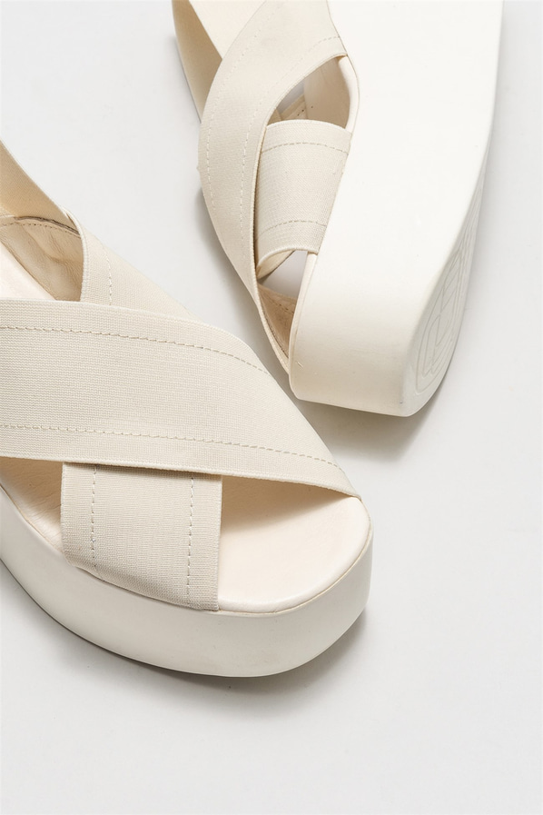Bej deri dolgu topuklu kadın sandalet - Elle Shoes