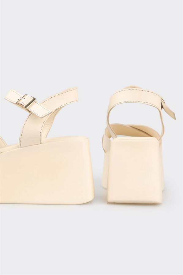 Bej deri dolgu topuklu platform tabanlı kadın sandalet - Elle Shoes