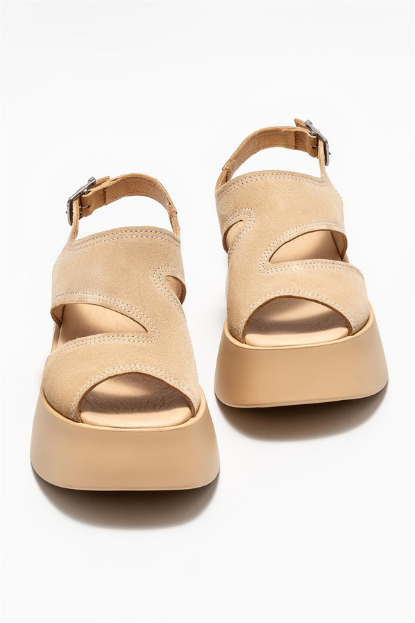 Bej deri dolgu topuklu kadın sandalet - Elle Shoes