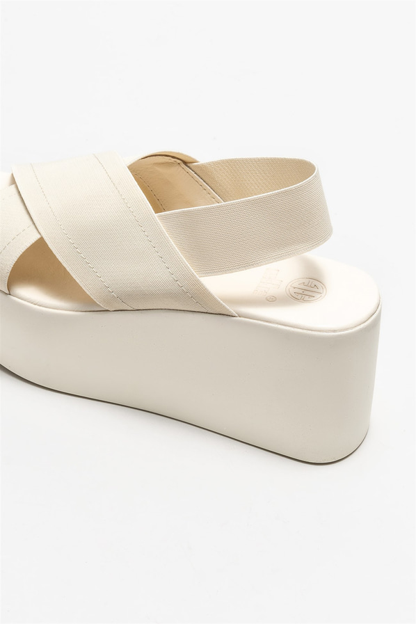 Bej deri dolgu topuklu kadın sandalet - Elle Shoes