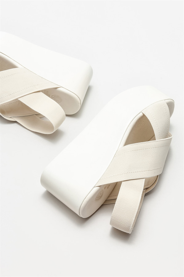 Bej deri dolgu topuklu kadın sandalet - Elle Shoes