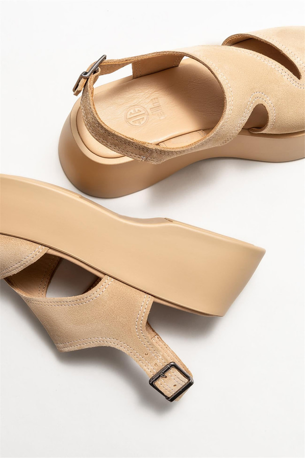 Bej deri dolgu topuklu kadın sandalet - Elle Shoes