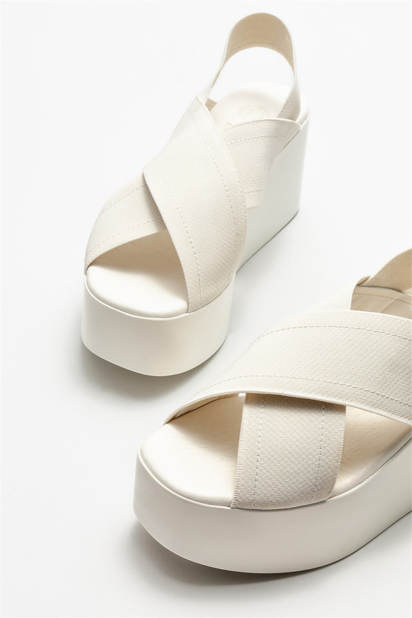 Bej deri dolgu topuklu kadın sandalet - Elle Shoes