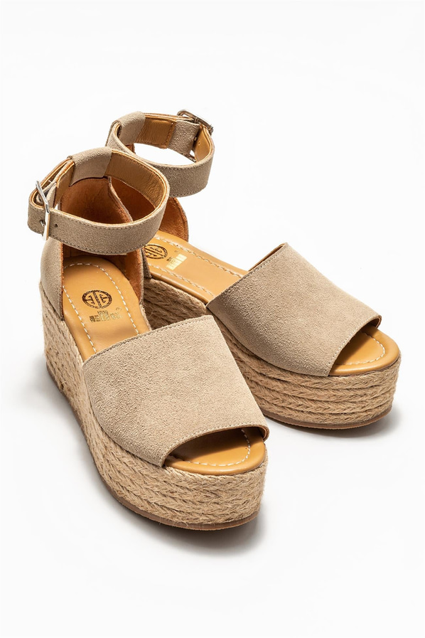 Bej deri ve süet tokalı dolgu topuklu kadın sandalet - Elle Shoes
