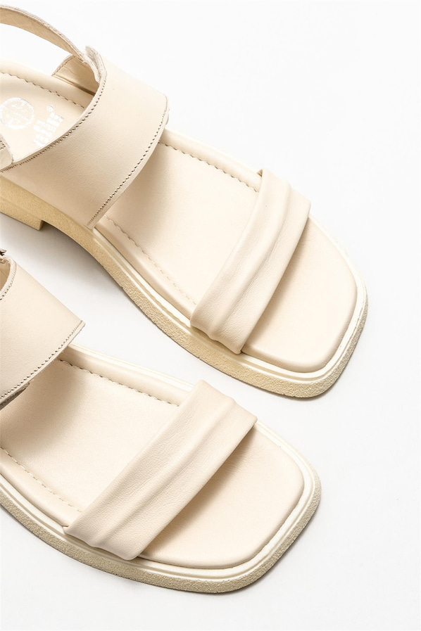 Bej deri düz kadın sandalet, rahat kullanım için - Elle Shoes