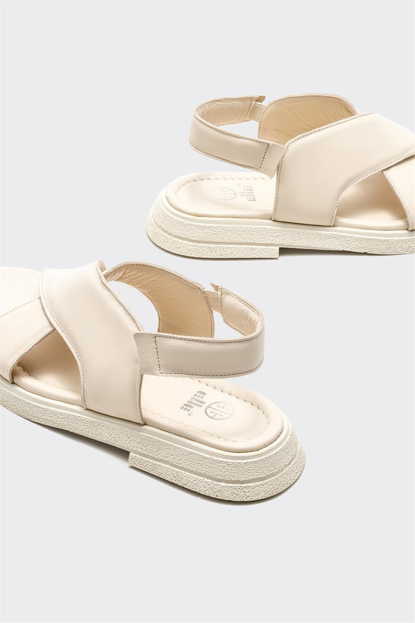 Bej deri simli düz kadın sandalet, rahat kullanım için - Elle Shoes
