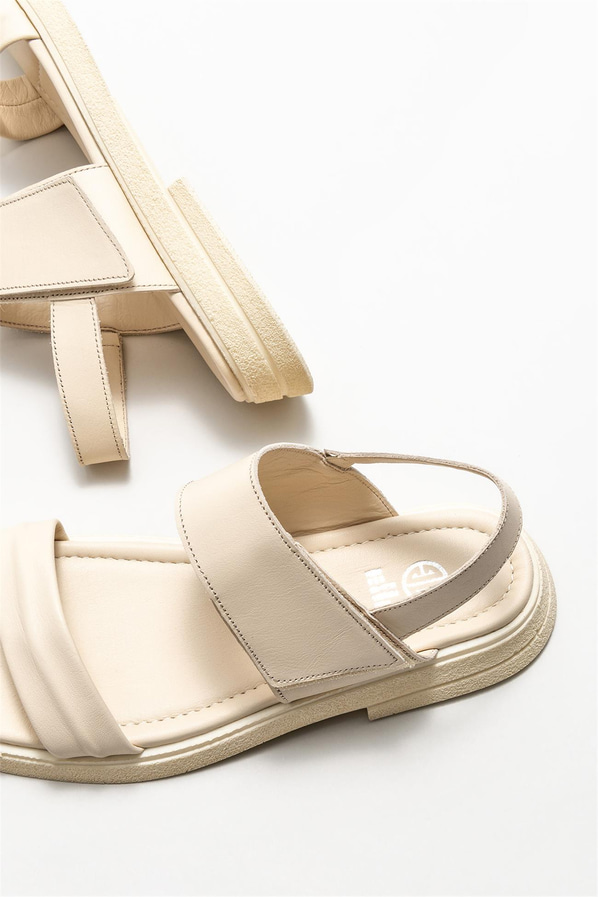 Bej deri düz kadın sandalet, rahat kullanım için - Elle Shoes