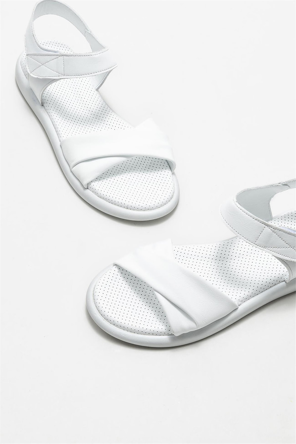 Beyaz deri düz kadın sandalet, rahat kullanım için - Elle Shoes