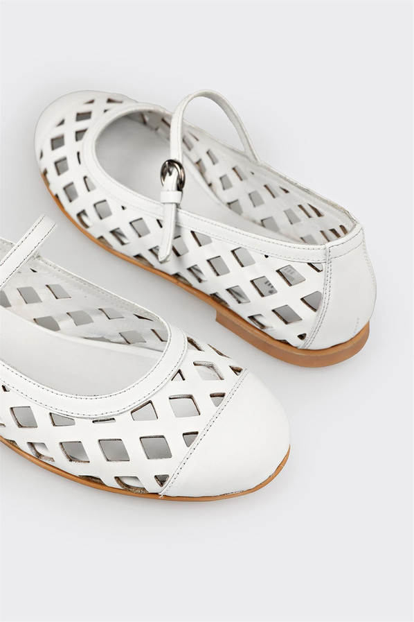 Beyaz deri bantlı kadın babet, rahat kullanım için - Elle Shoes