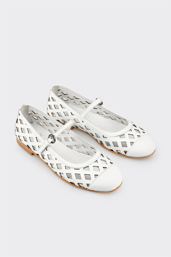 Beyaz deri bantlı kadın babet, rahat kullanım için - Elle Shoes