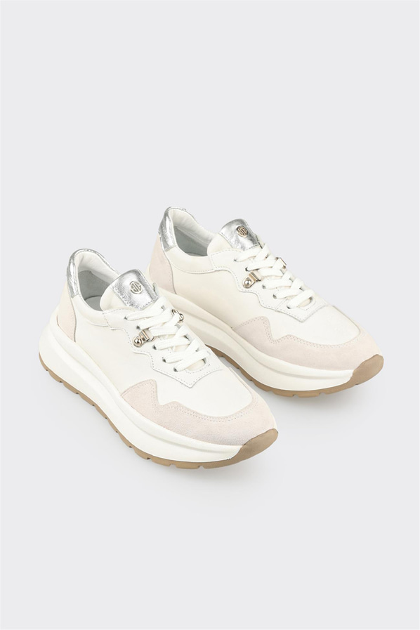 Beyaz deri yumuşak dokulu kadın sneaker, rahat kullanım için - Elle Shoes