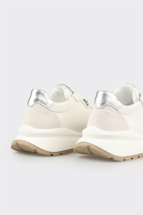 Beyaz deri yumuşak dokulu kadın sneaker, rahat kullanım için - Elle Shoes