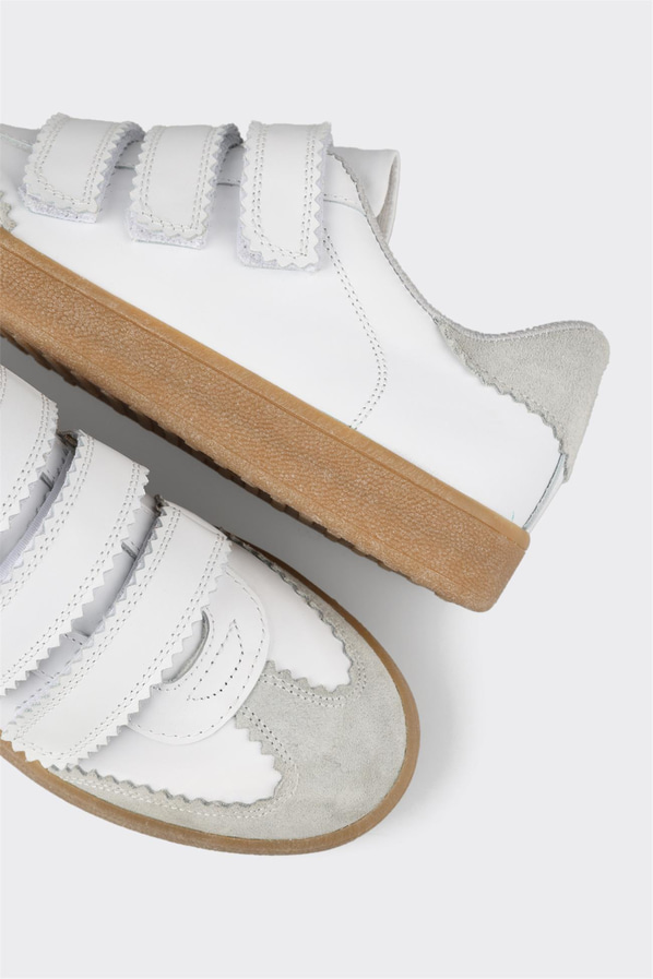 Beyaz deri kadın sneaker, rahat kullanım için - Elle Shoes