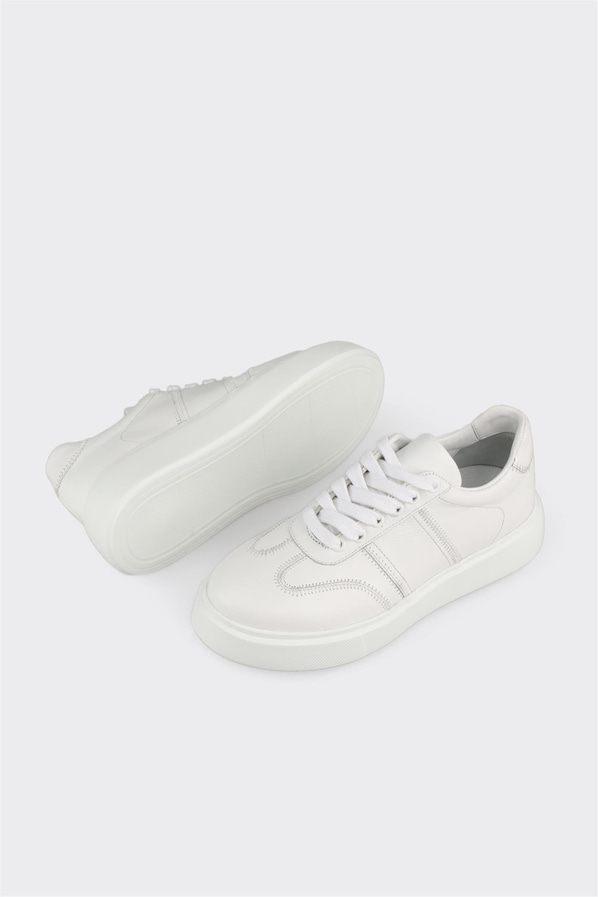 Beyaz deri kadın sneaker, rahat kullanım için - Elle Shoes