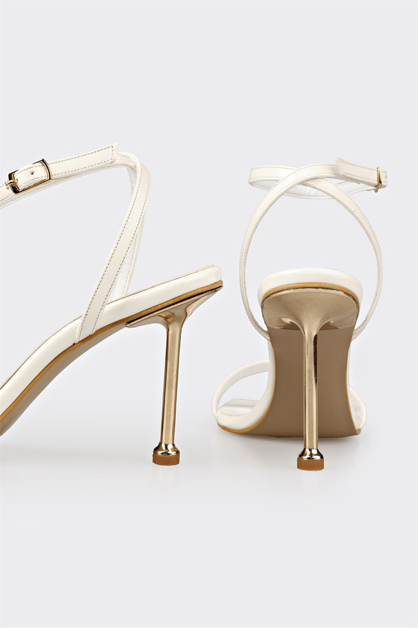 Beyaz topuklu kadın sandalet, rahat kullanım için - Elle Shoes