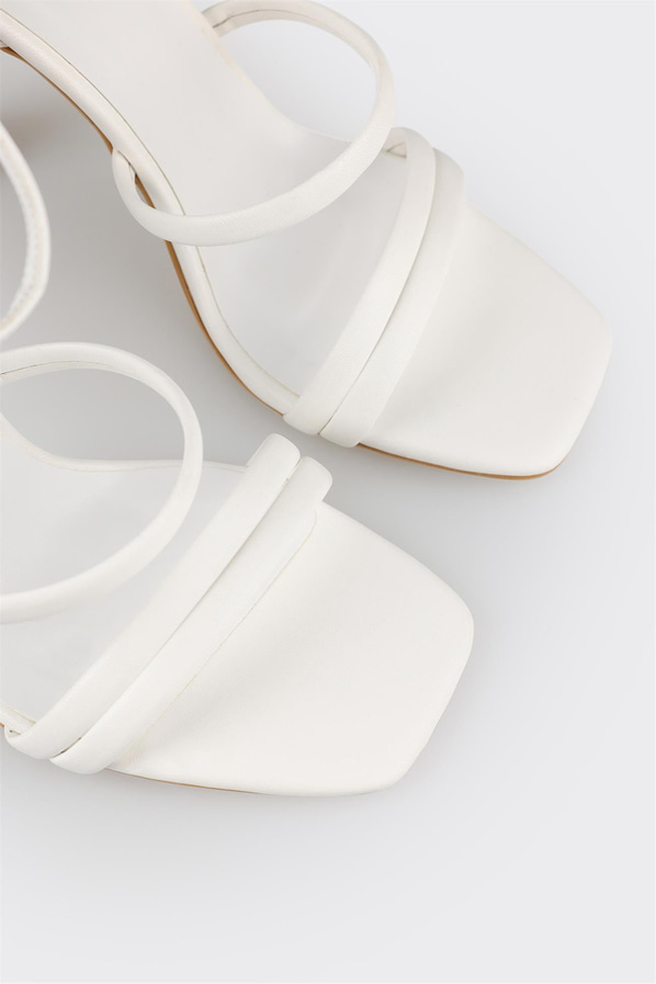 Beyaz ince topuklu bantlı kadın sandalet, ofis stili için - Elle Shoes