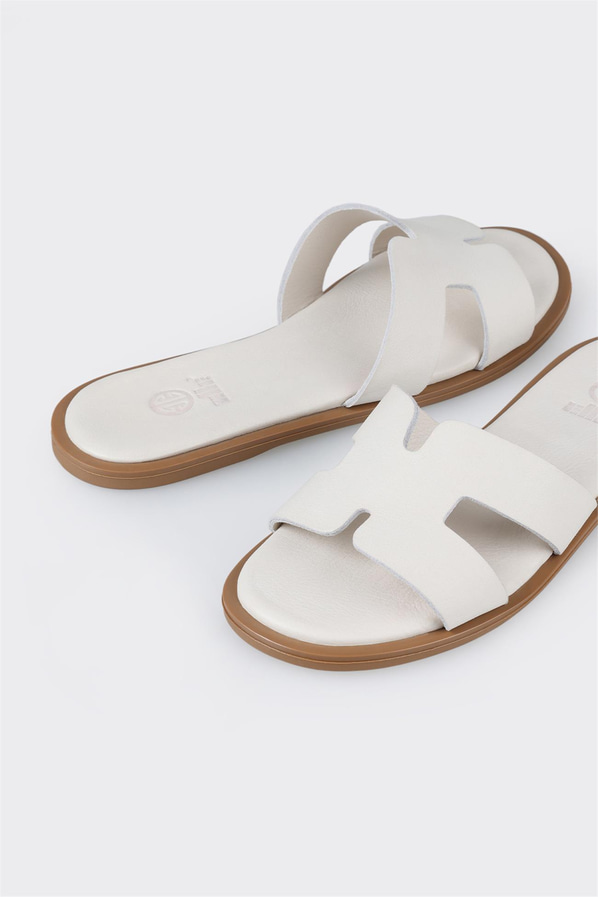 Ekru deri düz kadın terlik, rahat kullanım için - Elle Shoes
