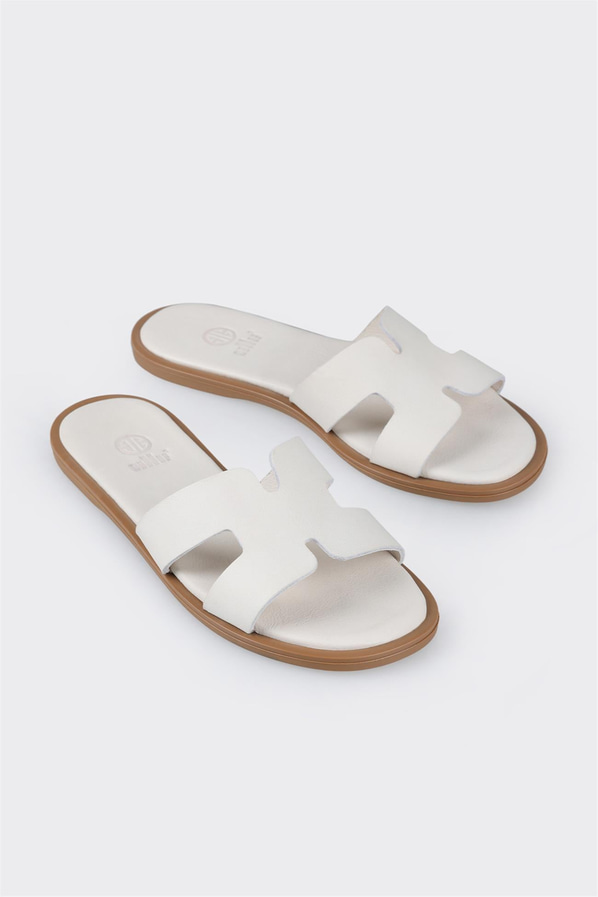 Ekru deri düz kadın terlik, rahat kullanım için - Elle Shoes