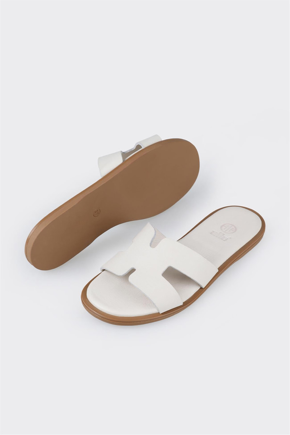 Ekru deri düz kadın terlik, rahat kullanım için - Elle Shoes