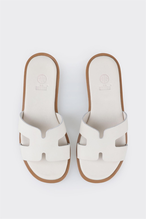 Ekru deri düz kadın terlik, rahat kullanım için - Elle Shoes