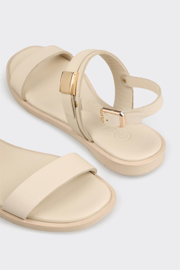 Ekru kahve deri taşlı kadın düz sandalet, rahat kullanım için - Elle Shoes