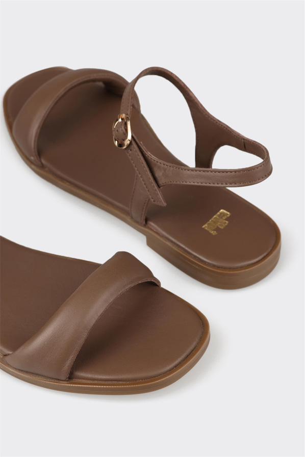Kahve deri simli düz kadın sandalet, ofis stili için - Elle Shoes