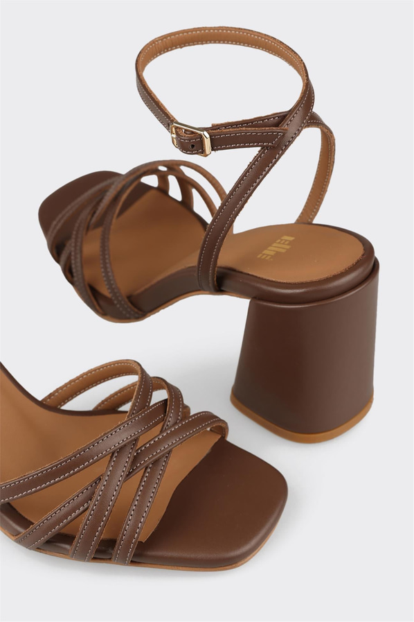 Kahve deri kalın topuklu kadın sandalet, günlük kullanım için - Elle Shoes