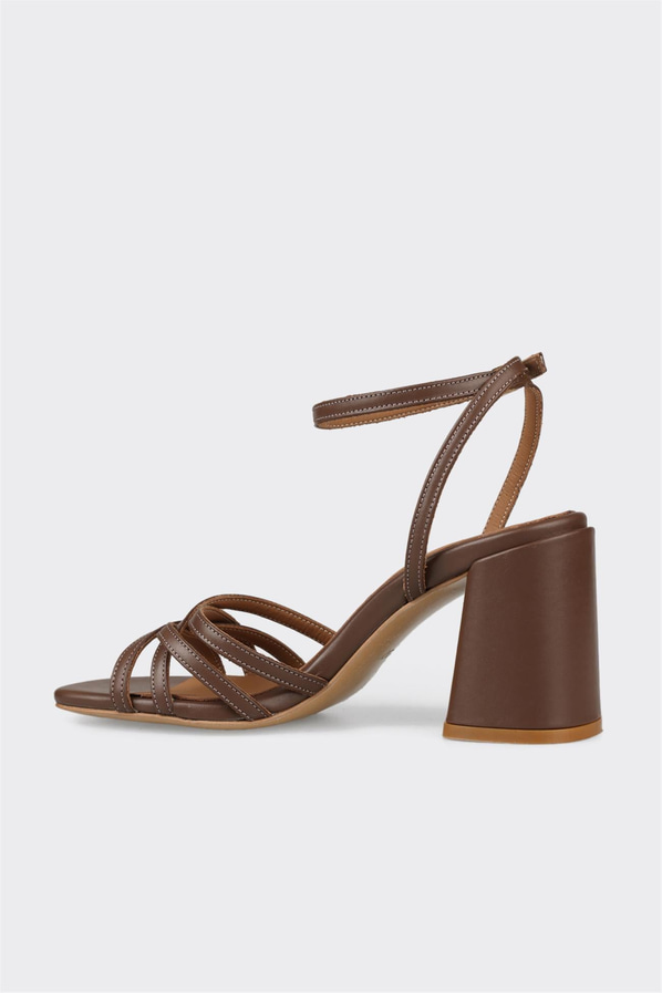 Kahve deri kalın topuklu kadın sandalet, günlük kullanım için - Elle Shoes